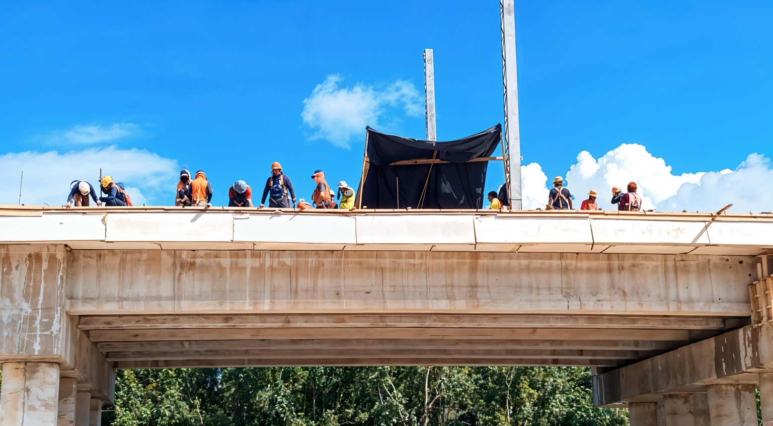 Cuadrilla trabajando sobre una trabe de concreto